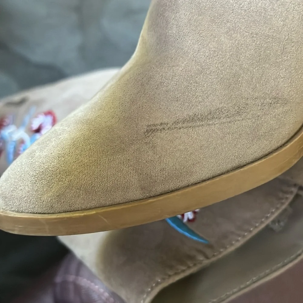 Carlos Santana Alexia boots taupe w/vibrant red,blue & white embroidery Size 6